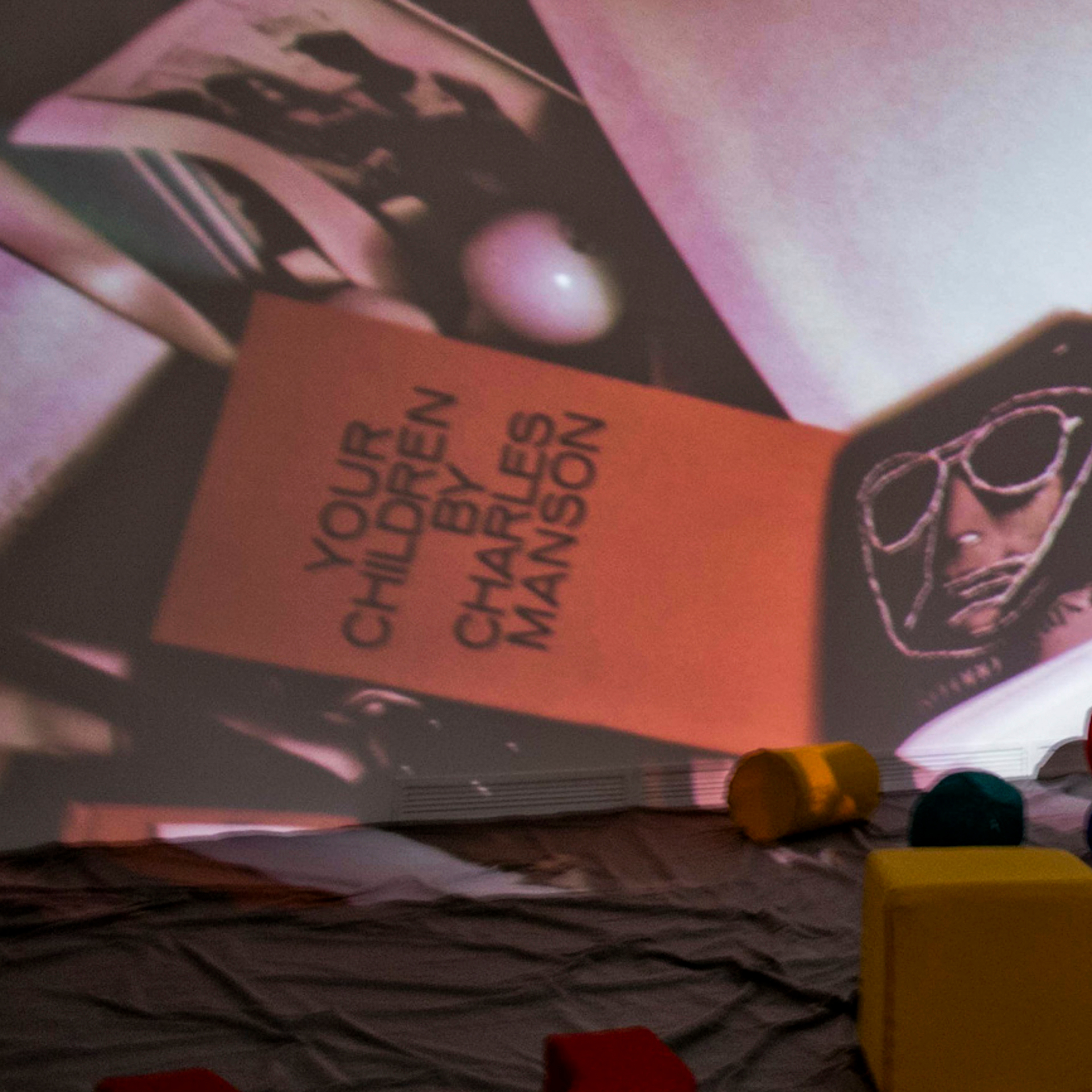 Obra Cosmococa/CC1 Trashiscapes (1998), dos artistas Hélio Oiticica e Neville D'Almeida. Acervo de arte contemporânea Inhotim.