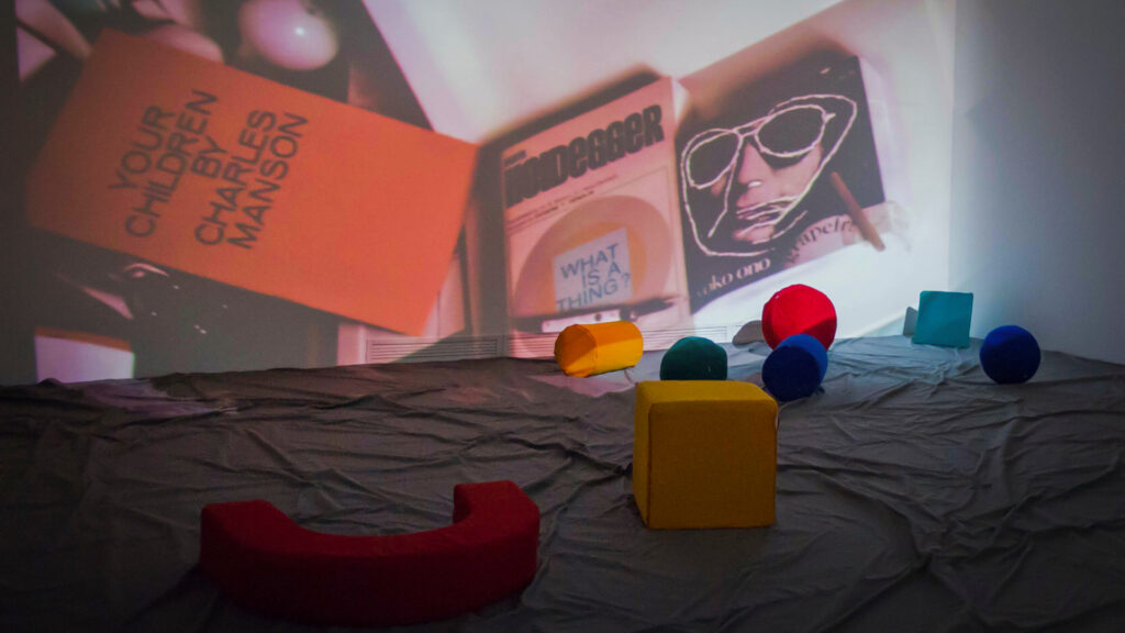Obra Cosmococa/CC1 Trashiscapes (1998), dos artistas Hélio Oiticica e Neville D'Almeida. Acervo de arte contemporânea Inhotim.