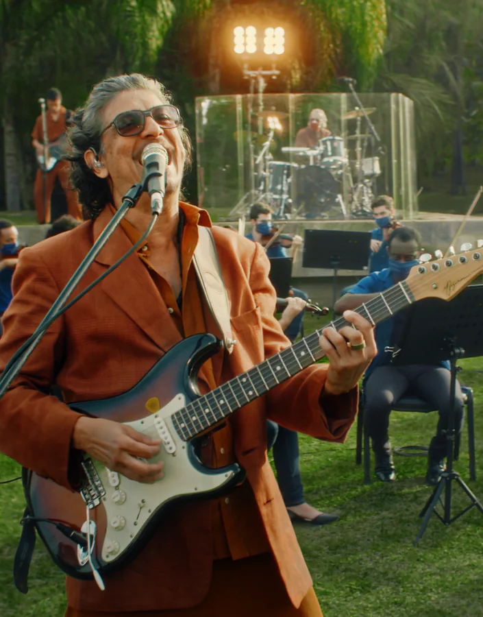 The singer and songwriter from Rio de Janeiro performs at Galeria Cosmococa. Photo: Raval.