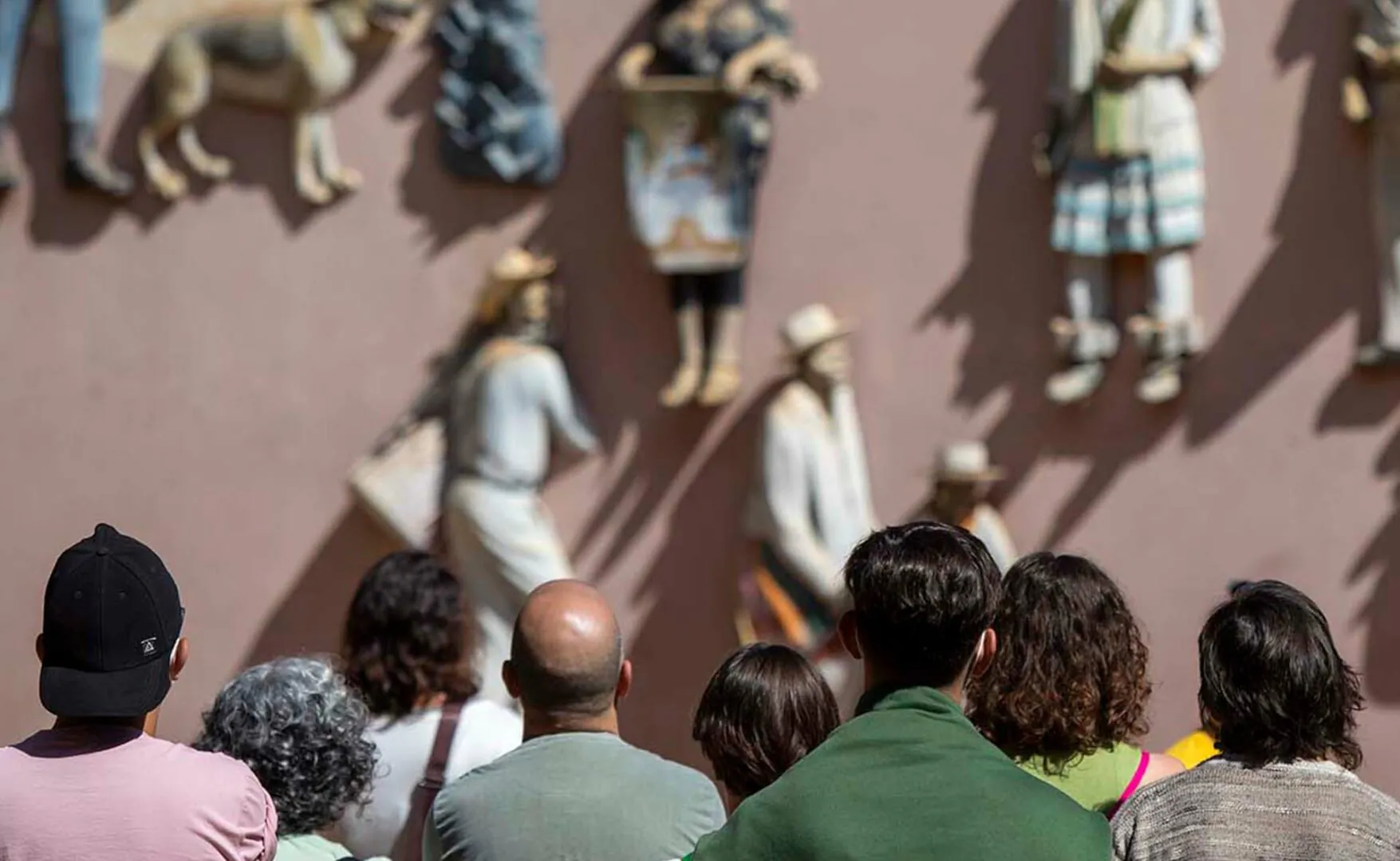 The visits have as their starting point the reflections and mediations shared by Inhotim Educators. Photo by Fernando Pilate