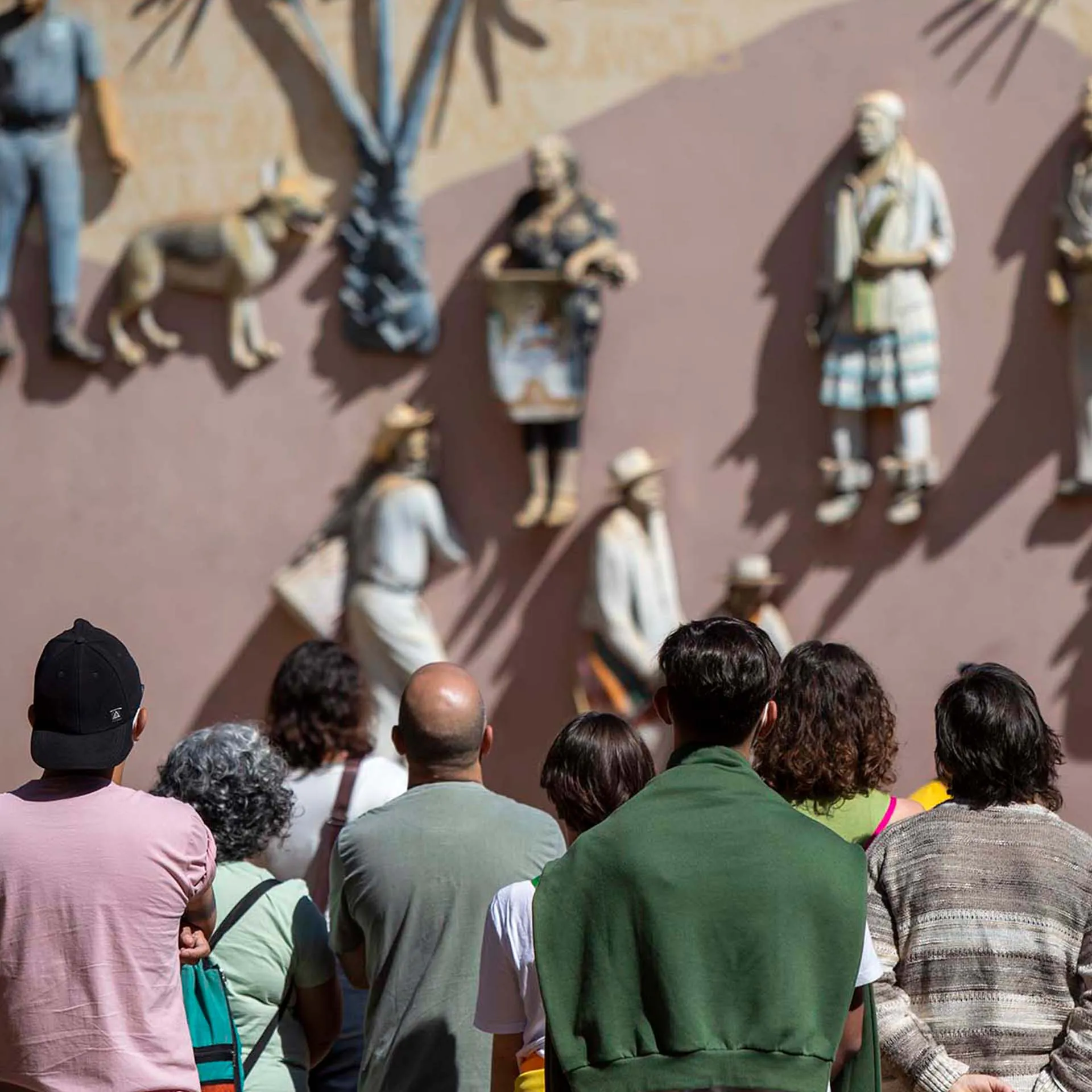As visitas têm como ponto de partida as reflexões e mediações compartilhadas pelas Educadoras e pelos Educadores do Inhotim. Foto de Fernando Pilatos