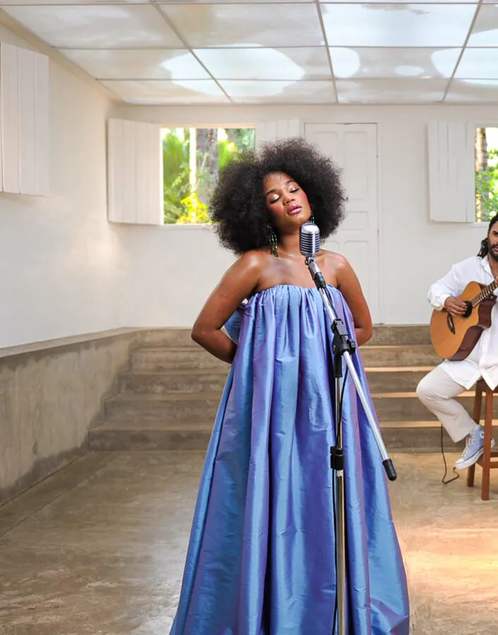 Agnes Nunes, revelação da MPB, apresenta show inédito na Galeria da artista Rivane Neuenschwander, construção mais antiga do Instituto Inhotim. Foto: Brendon Campos