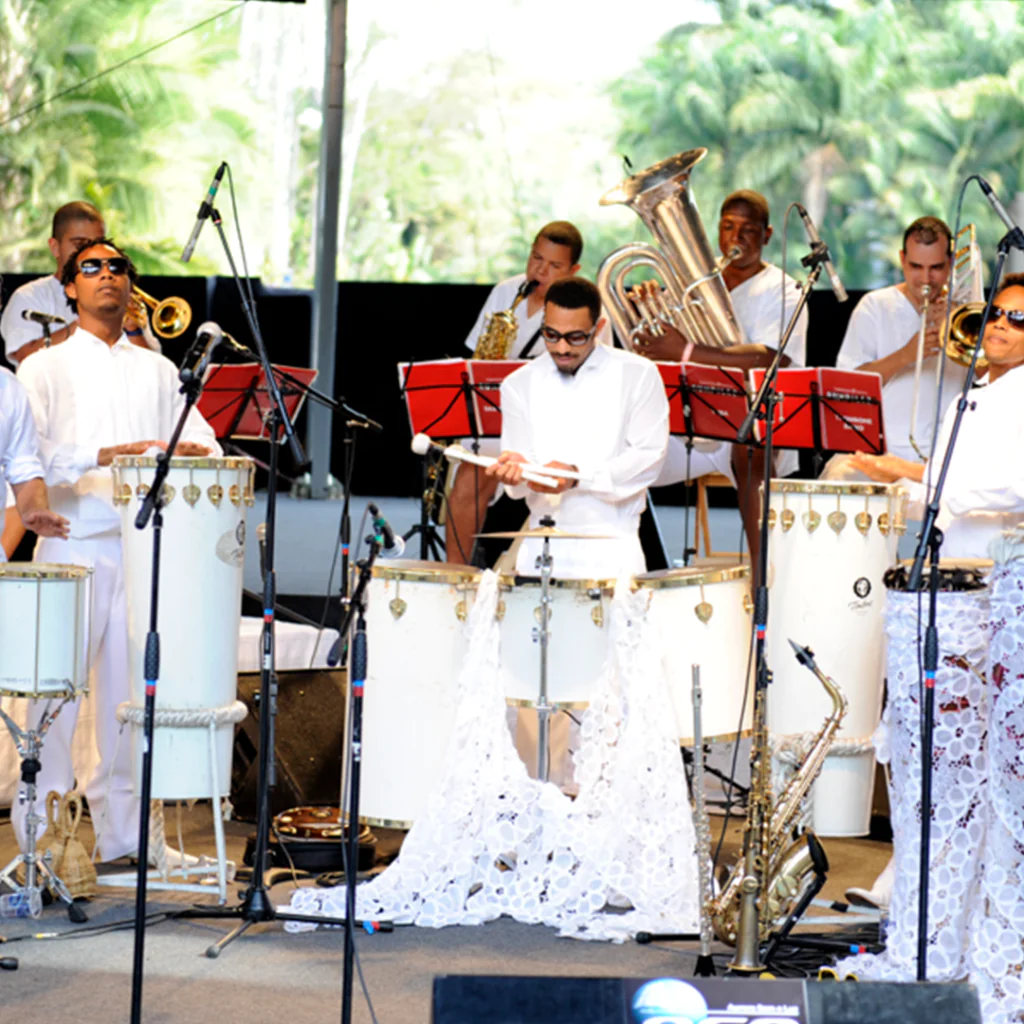 inhotim explore videos inhotim em cena 2013 letieres leite orkestra rumpillezz