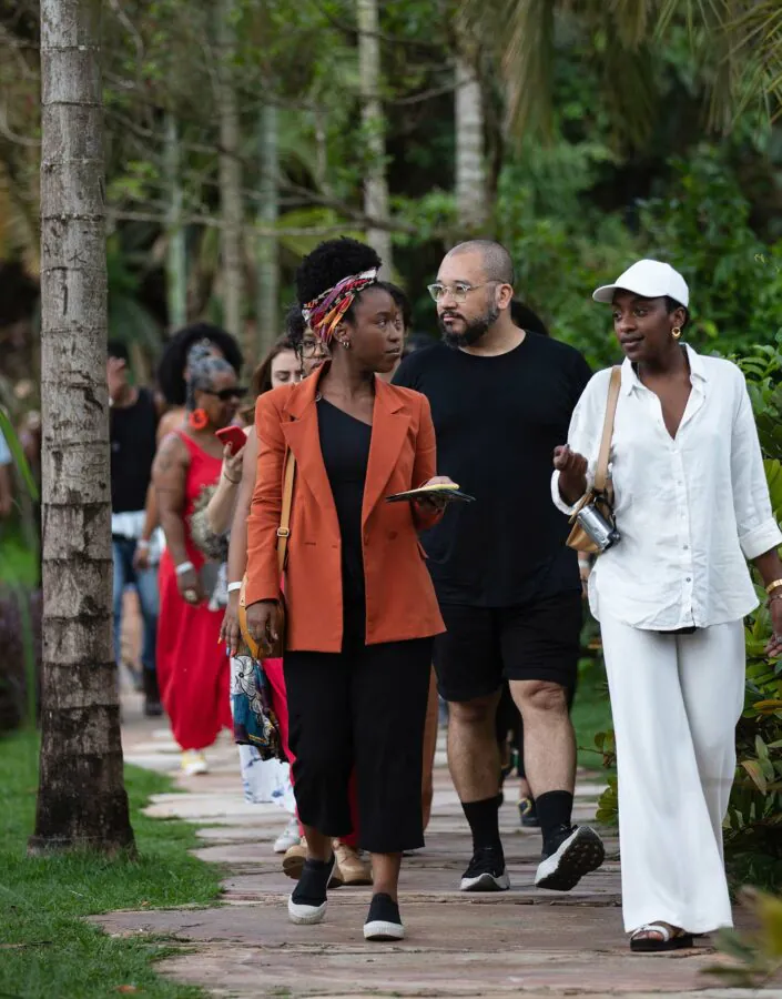 Inhotim’s Educational team invites you to a guided visit to the new exhibitions on view at the Fonte and Lago Galleries.