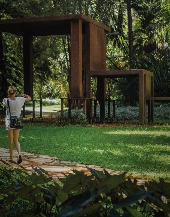The effects of art and nature on physical and mental health are discussed and experienced during the Inhotim Well-Being Tour. Photo by João Marcos Rosa.