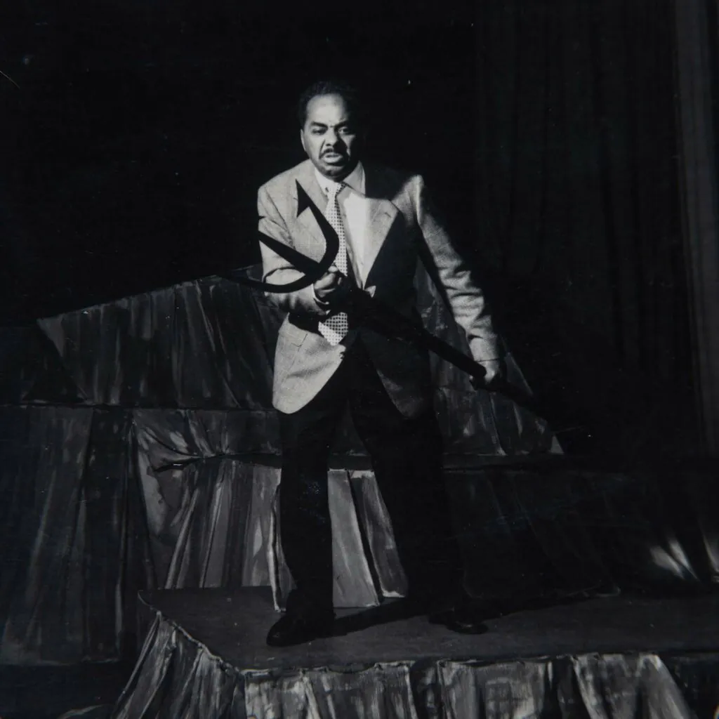Foto por José Medeiros. Abdias Nascimento em cena de "Sortilégio" de Abdias Nascimento, 1957. Acervo Abdias Nascimento – IPEAFRO