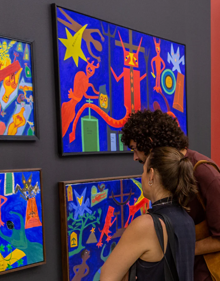 Visitantes são convidados a refletir de forma lúdica sobre impressões de obras de arte do acervo.