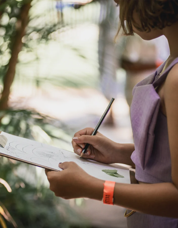  O Ateliê Circulante convida para atividades em diferentes pontos do Inhotim, experimentando a arte e a natureza. Foto: Daniela Paoliello