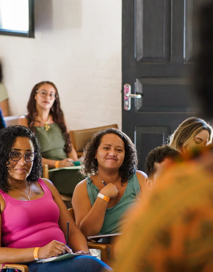 Livro compila os projetos e pesquisas de 10 professoras e professores que integraram o projeto Descentralizando o Acesso. Foto: Artur Souza Foto: Brendon Campos