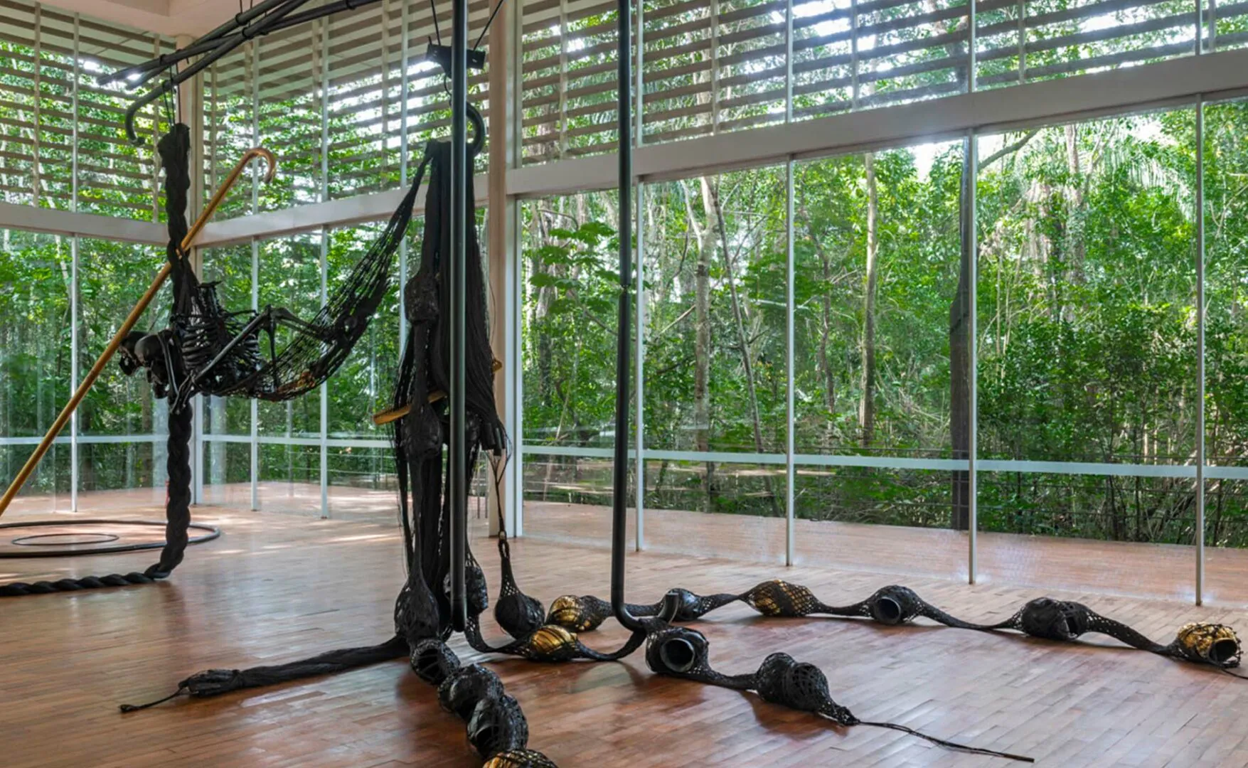 Convidados e convidadas nacionais e internacionais se encontram em pontos do Inhotim como a Galeria Psicoativa Tunga. Foto: William Gomes