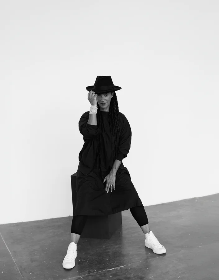 Grada Kilomba returns to Inhotim for the performance O Barco - Ato II (2021), with a group composed mostly of artists from the region. Photo: Pablo Saborido