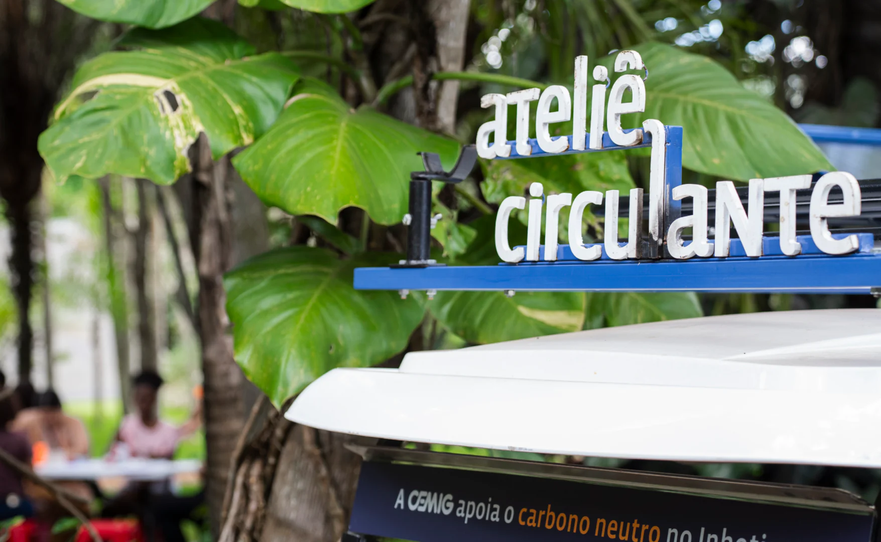 O Ateliê Circulante convida para atividades em diferentes pontos do Inhotim, experimentando a arte e a natureza. Foto: Brendon Campos