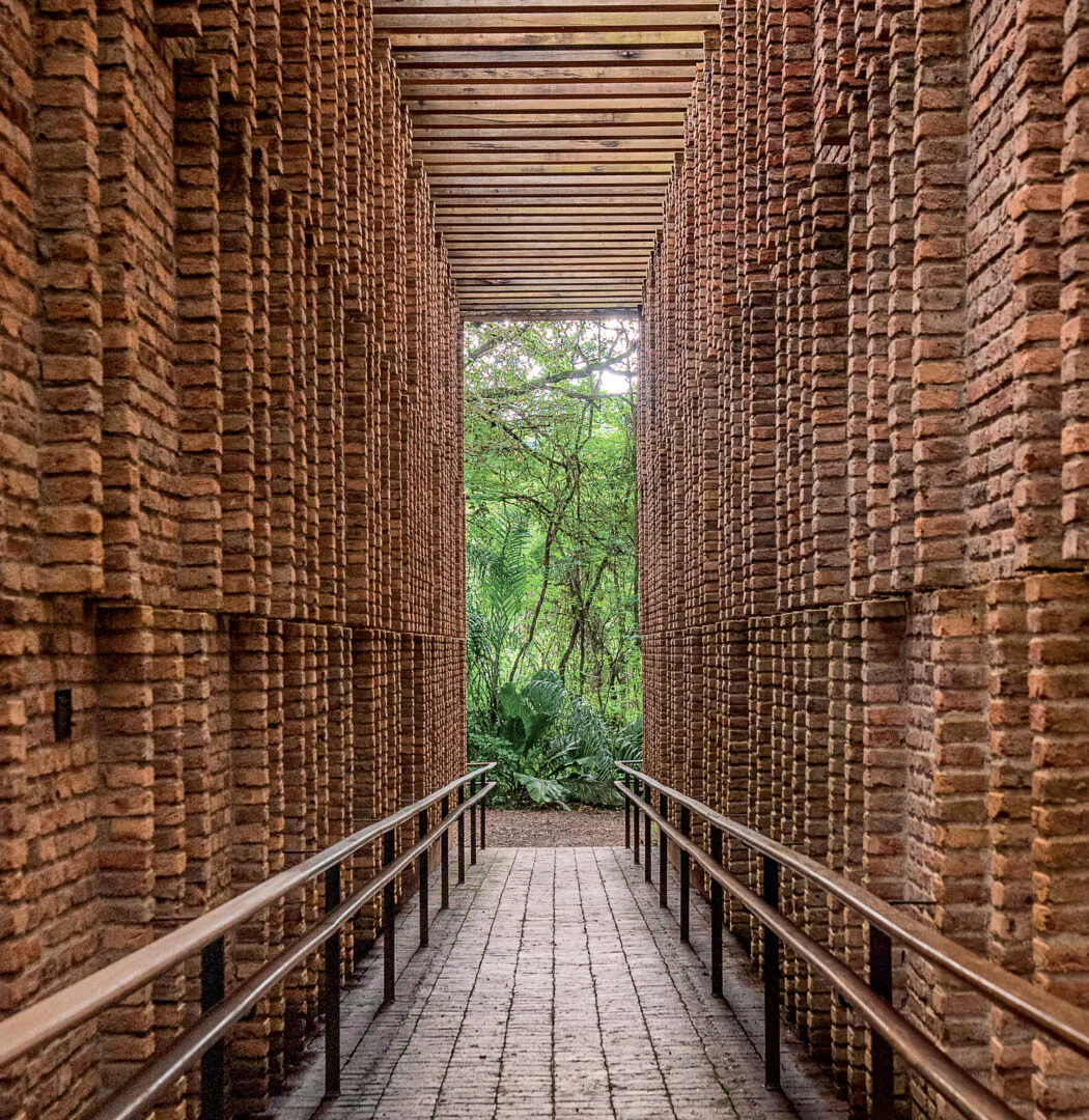 Participe das visitas temáticas do Inhotim. Elas são gratuitas para visitantes e destinadas a pessoas de todas as idades. Foto: Brendon Campos