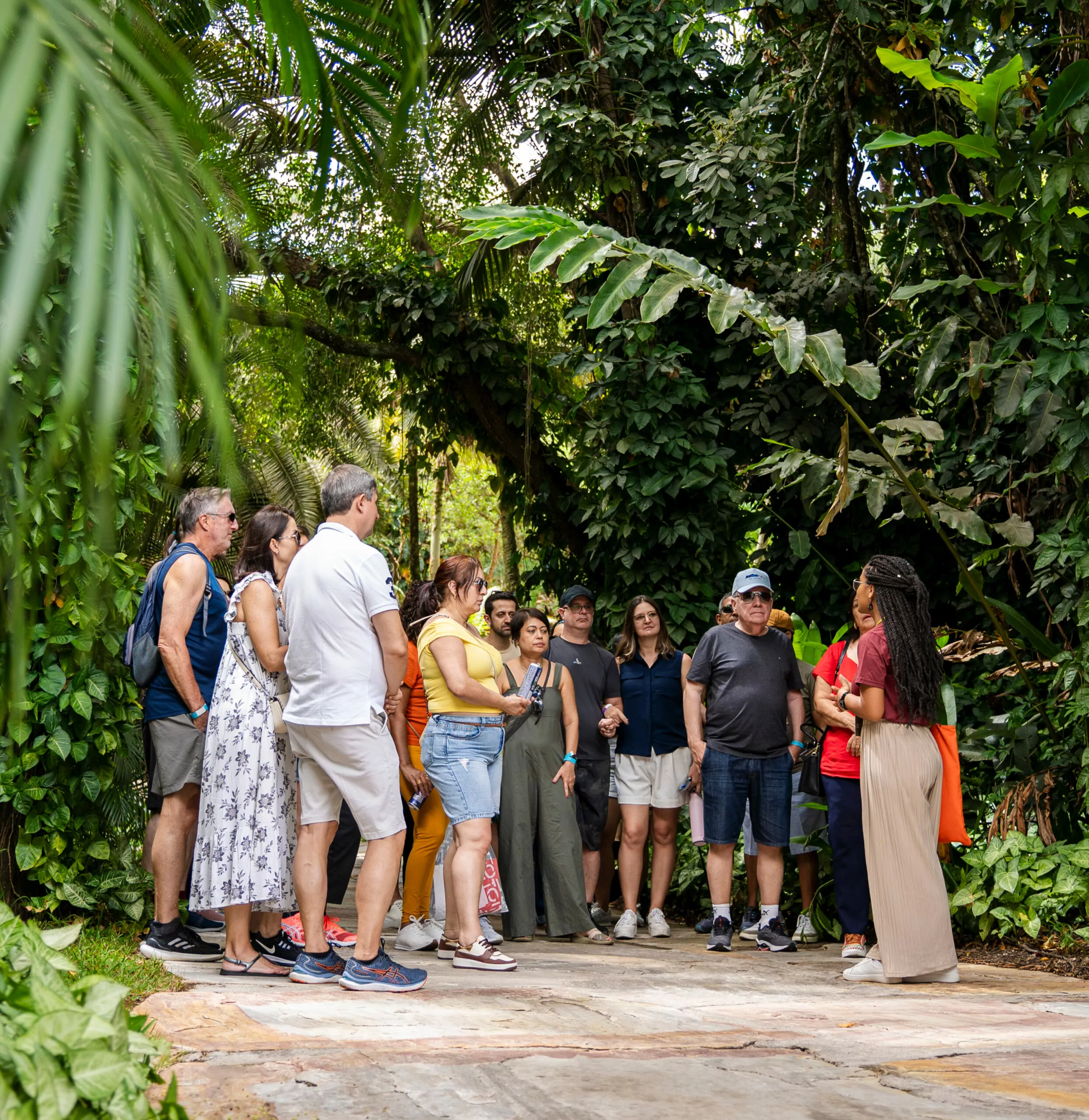 Participe das visitas temáticas do Inhotim. Elas são gratuitas para visitantes e destinadas a pessoas de todas as idades. Foto: Brendon Campos