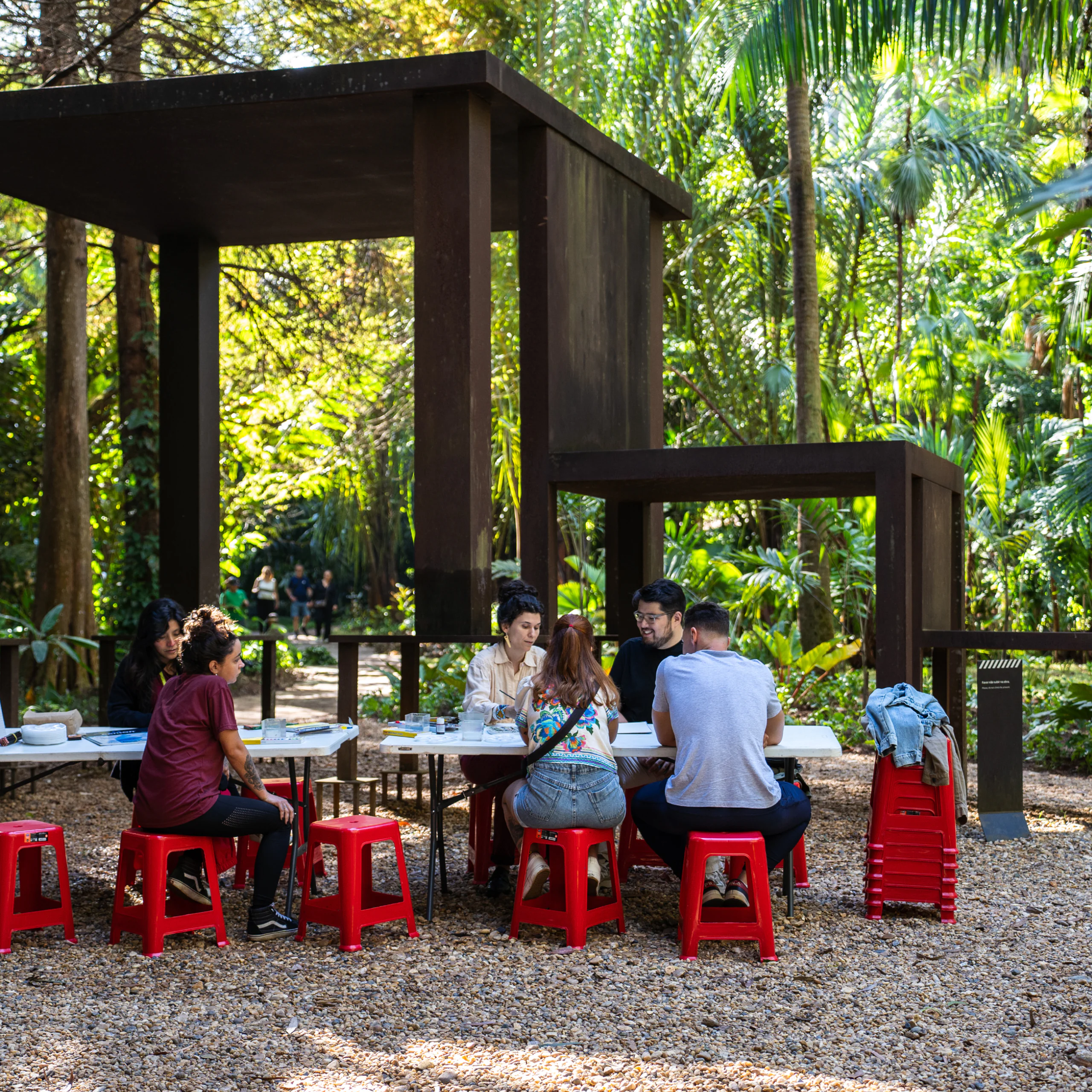 O Ateliê Circulante convida para atividades em diferentes pontos do Inhotim, experimentando a arte e natureza. Foto: Brendon Campos