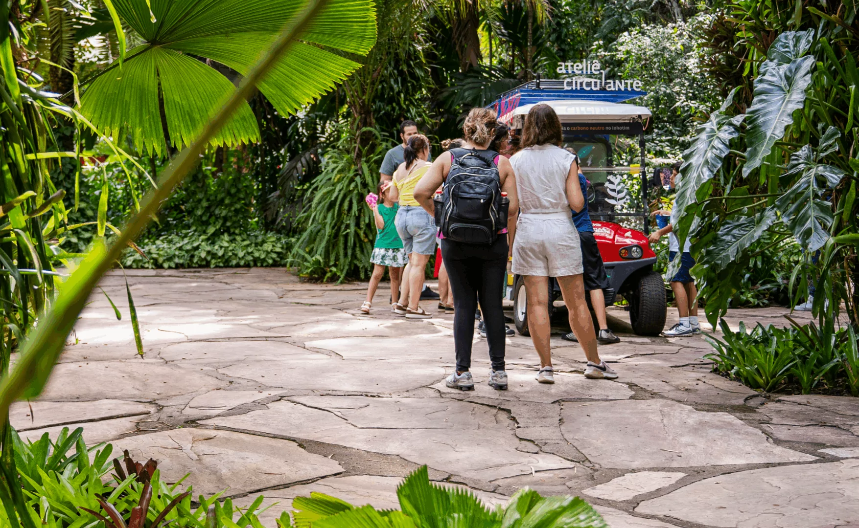 The Traveling Workshop invites you to experience art and nature through activities held throughout Inhotim. Photo: Brendon Campos