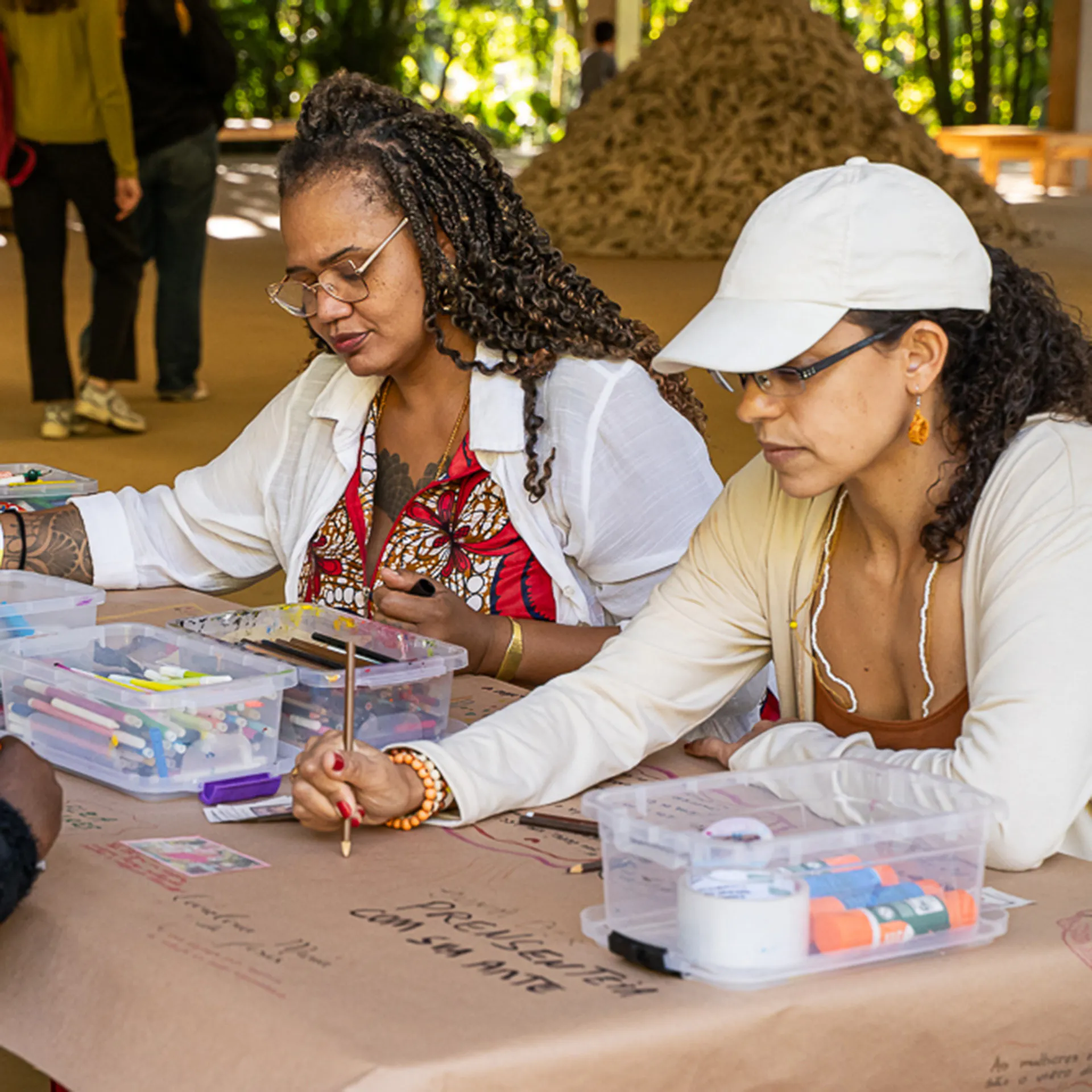 O Ateliê Circulante transforma diferentes espaços do Inhotim em ambientes de criação, experimentação e troca entre arte e natureza. Foto: Guiga Guimarães.