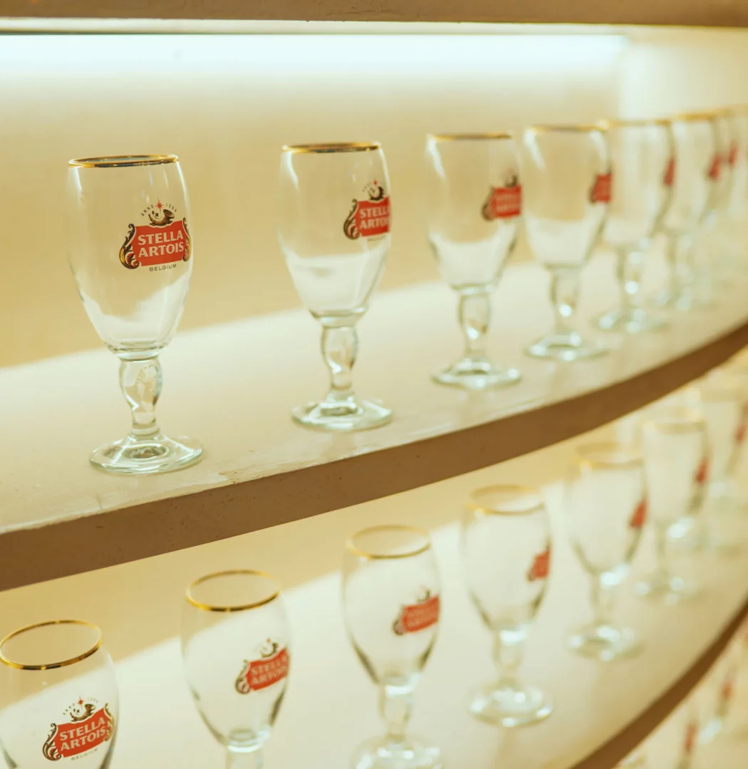 O Hidden Bar Stella Artois cria uma experiência que aproxima arquitetura, paisagem, luz e natureza no Inhotim. Foto. Jammal.