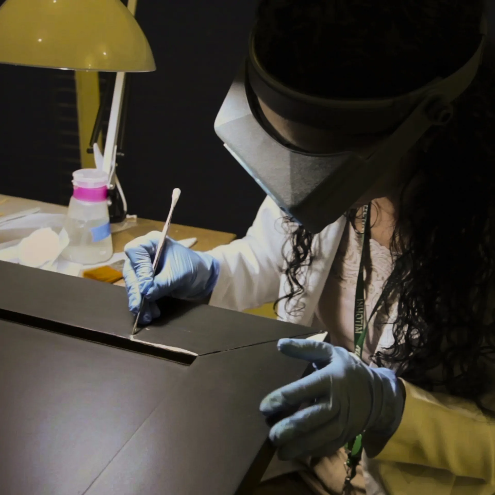 A equipe técnica de conservadores e restauradores do Inhotim conta sobre o processo de restauro de As belas relações II (2000)