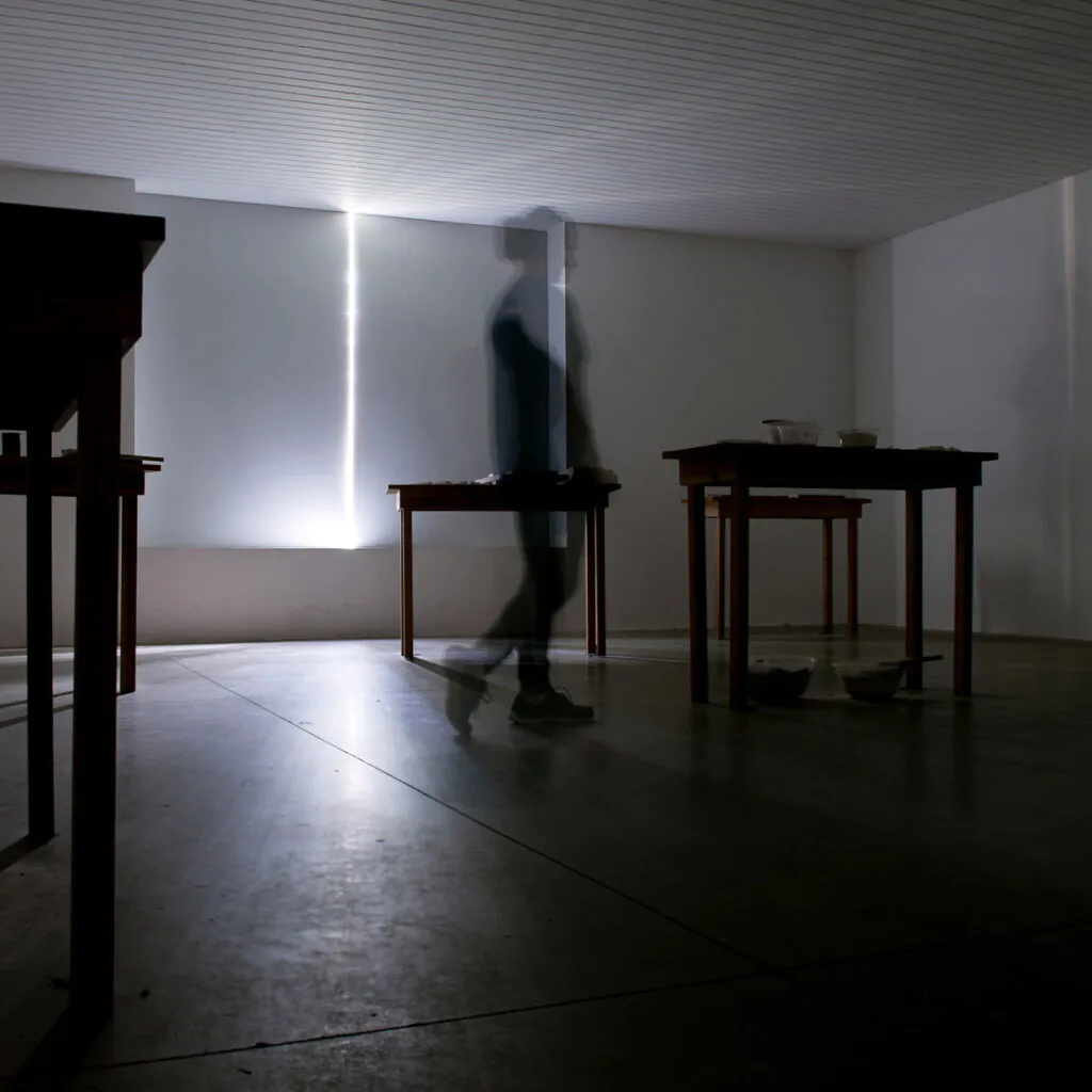 Victor Grippo, La Intimidad de la Luz en St. Ives, 1997, 6 mesas, gesso, moldes, argila, água, ferramentas e texto, dimensões variáveis. Foto: William Gomes