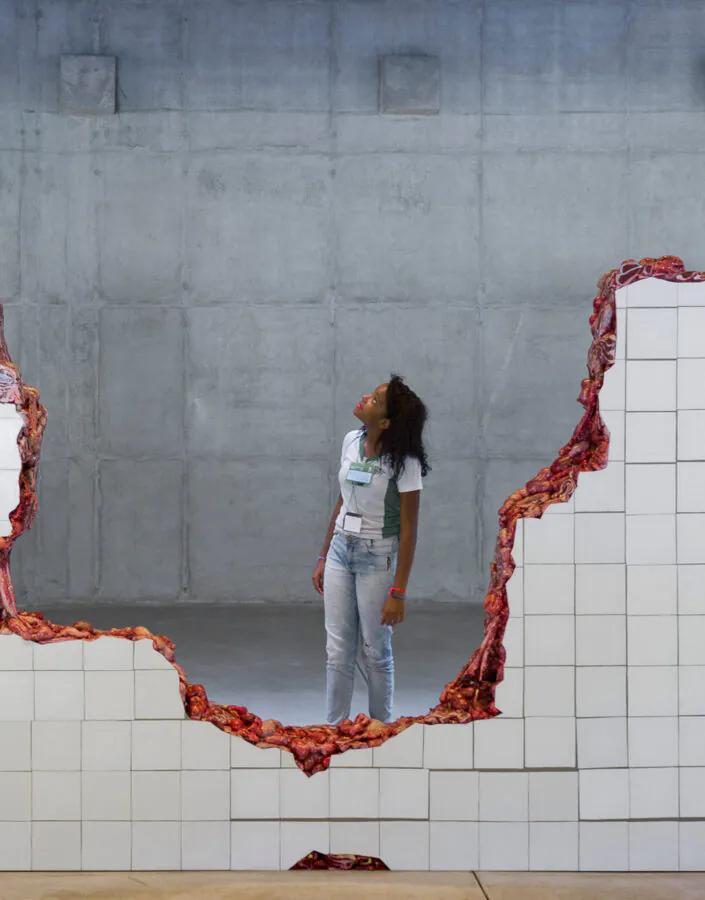 As visitas percorrerão alguns trabalhos de artistas mulheres em exposição no Inhotim, como Adriana Varejão, Cláudia Andújar, Lucia Koch, Lygia Pape, Marilá Dartot, Rivane Neuenschwander, Valeska Soares e Yayoi Kusama. 