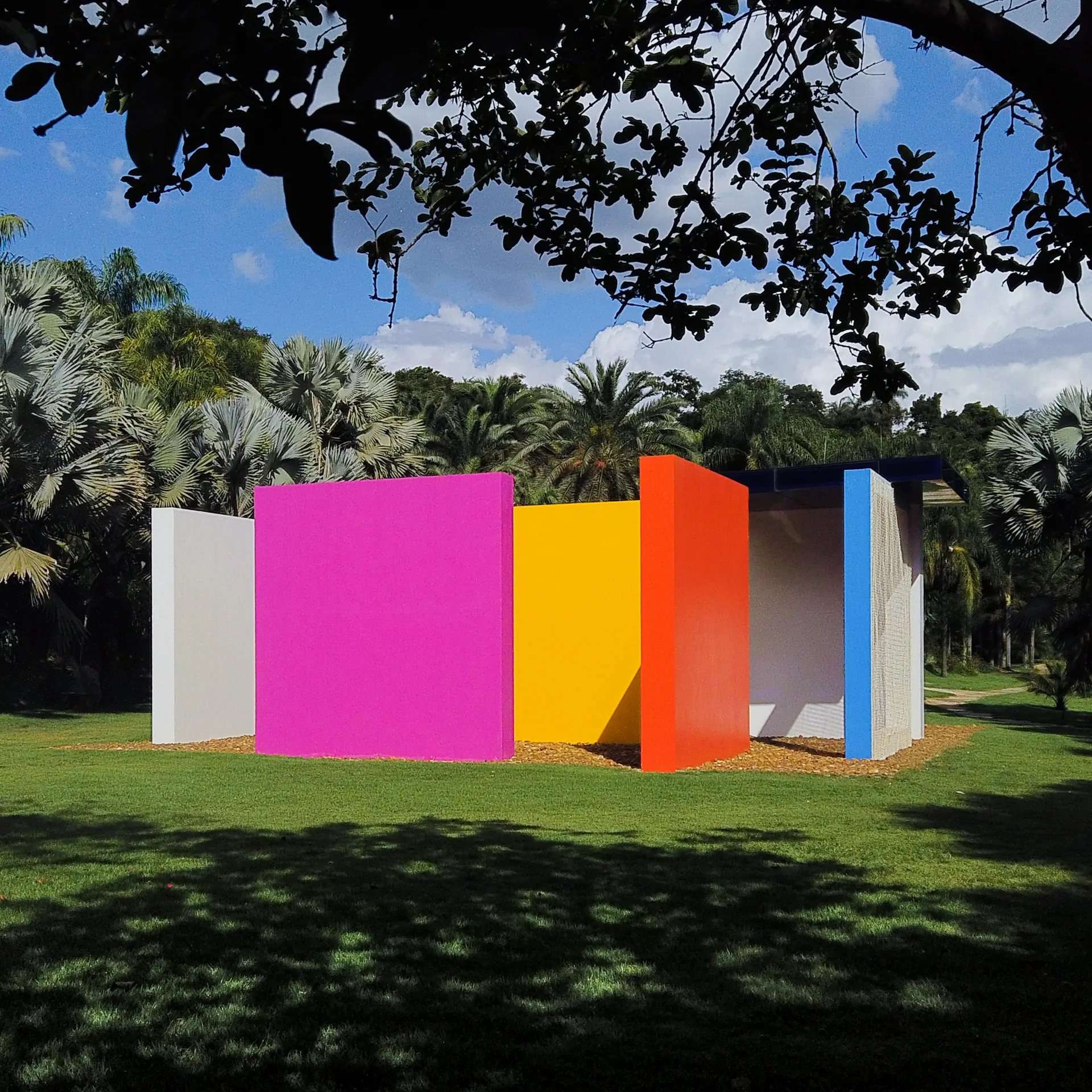 Hélio Oiticica, Invenção da cor, Penetrável Magic Square #5, De Luxe, 1977, [detalhe], pintura sobre paredes de alvenaria, cobertura de metal e vidro, alambrado, seixo rolado, 15x15x4,5 m. Foto: Brendon Campos