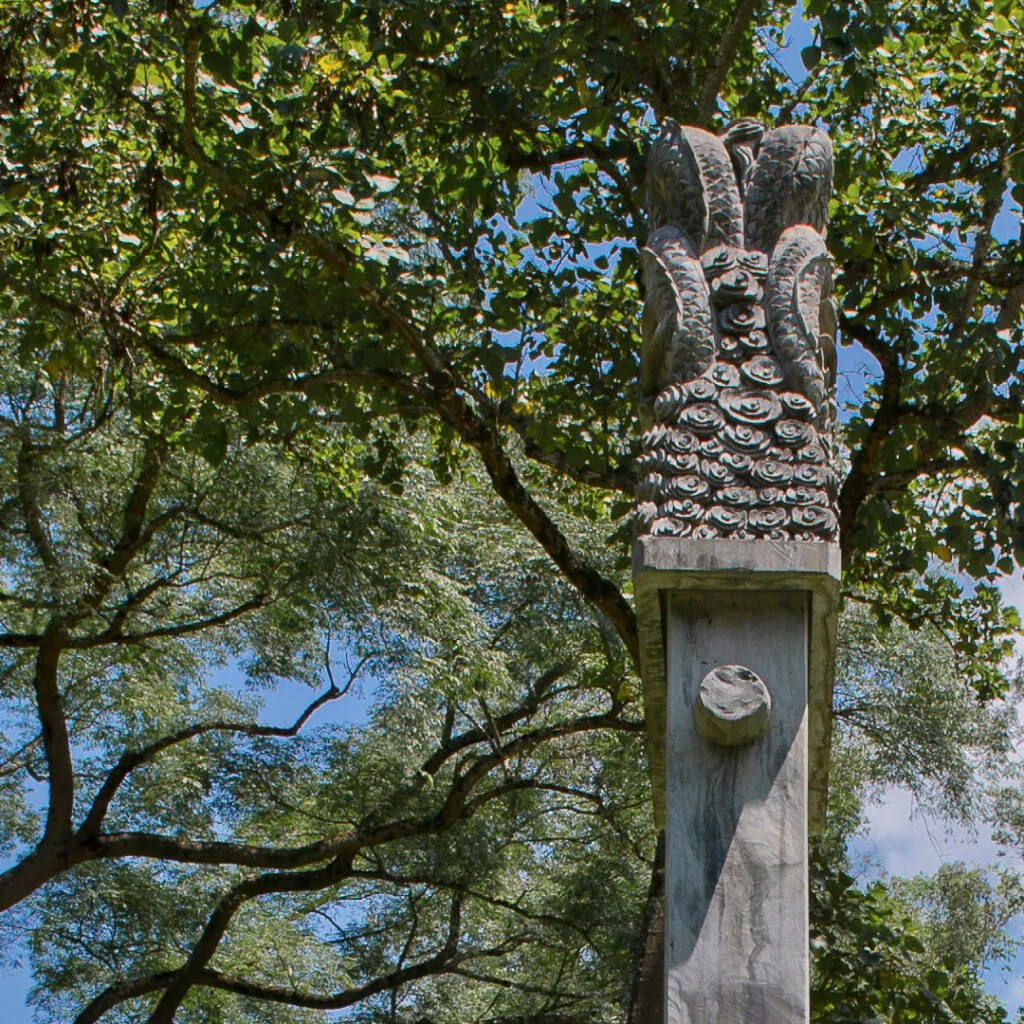 Zhang Huan, Gui Tuo Bei, 2001, [detalhe], pedra, 640x195x250 cm. ​Foto: William Gomes