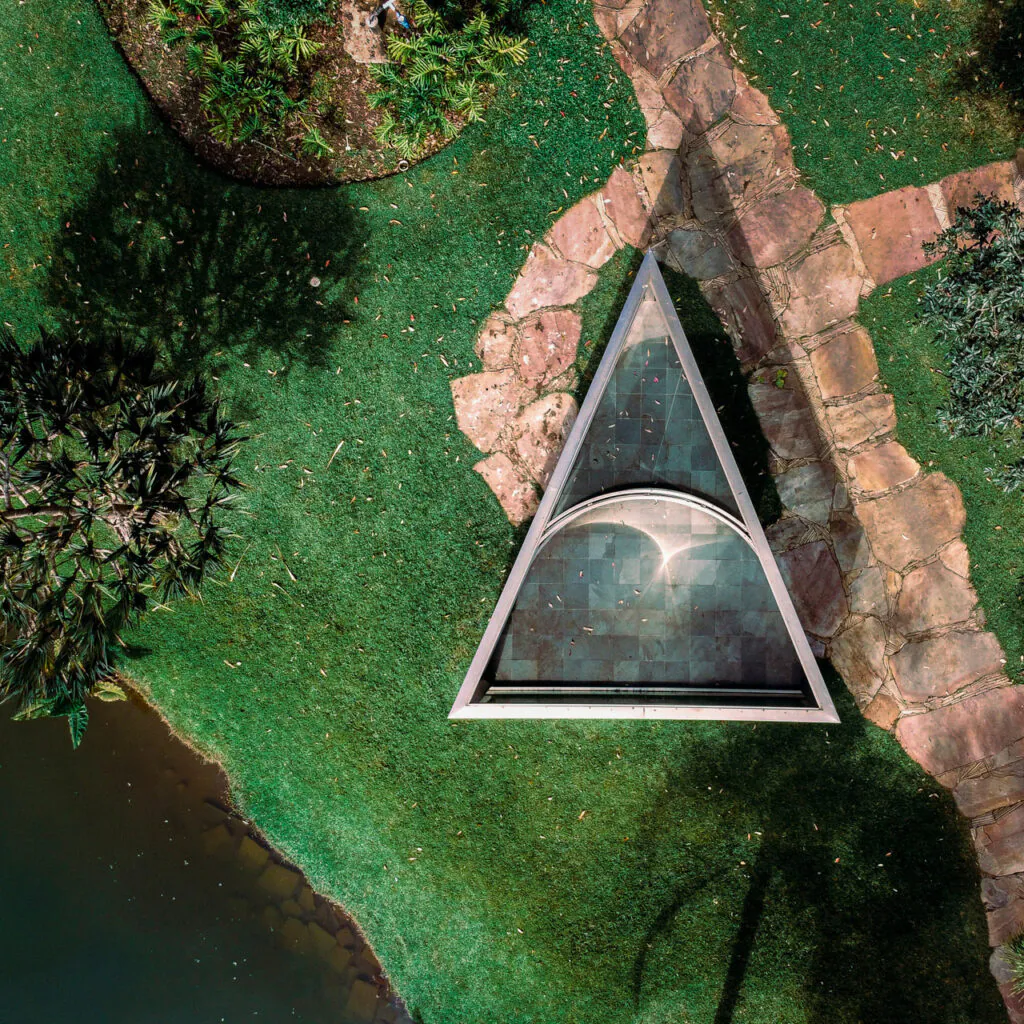 Dan Graham, Bisected Triangle, Interior Curve, 2002, vidro espelhado e aço inoxidável, 220x713x504 cm. Foto: Brendon Campos