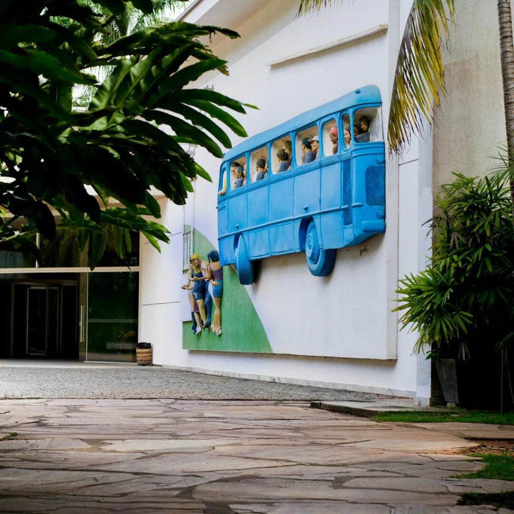 John Ahearn & Rigoberto Torres, Rodoviária de Brumadinho, 2005, tinta automotiva sobre fibra de vidro, 530x1500x20 cm. Foto: William Gomes