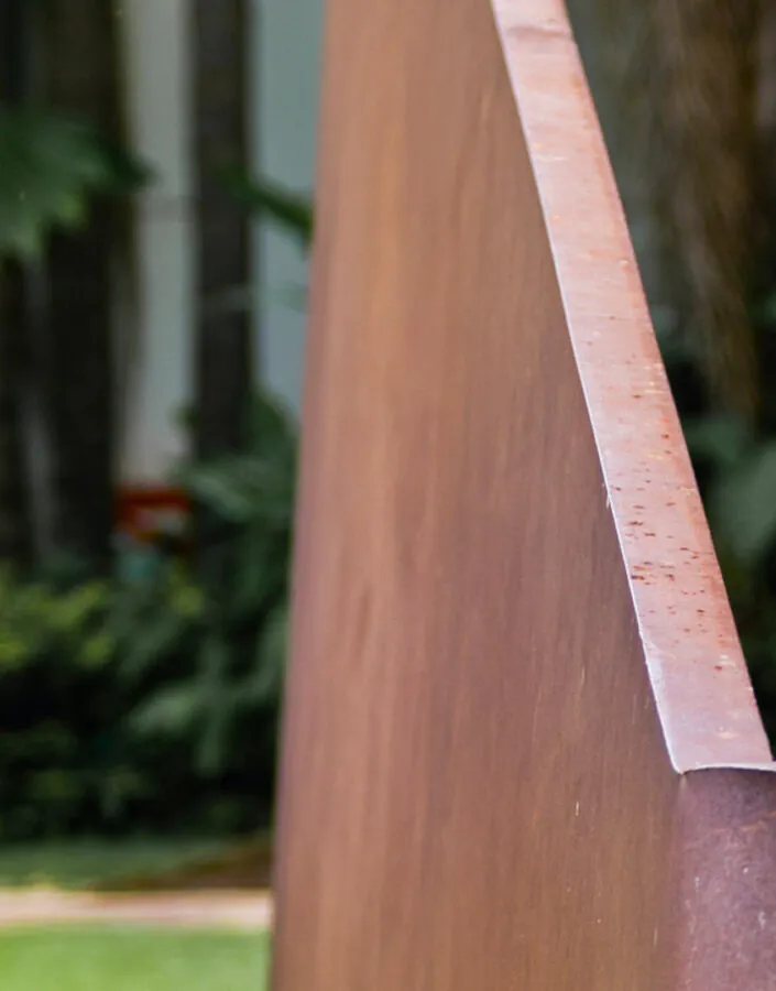 Amilcar de Castro, Sem título, 2001, [detalhe], aço corten, 448 x 500 x122 cm. Foto: William Gomes