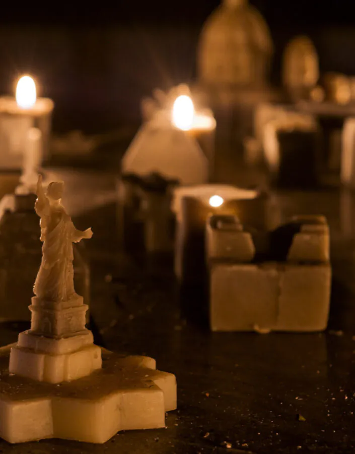 Carlos Garaicoa, Ahora Juguemos a Desaparecer (II), 2002, [detalhe],  mesa de metal, velas, instalação de vídeo, dimensões variáveis. Foto: William Gomes
