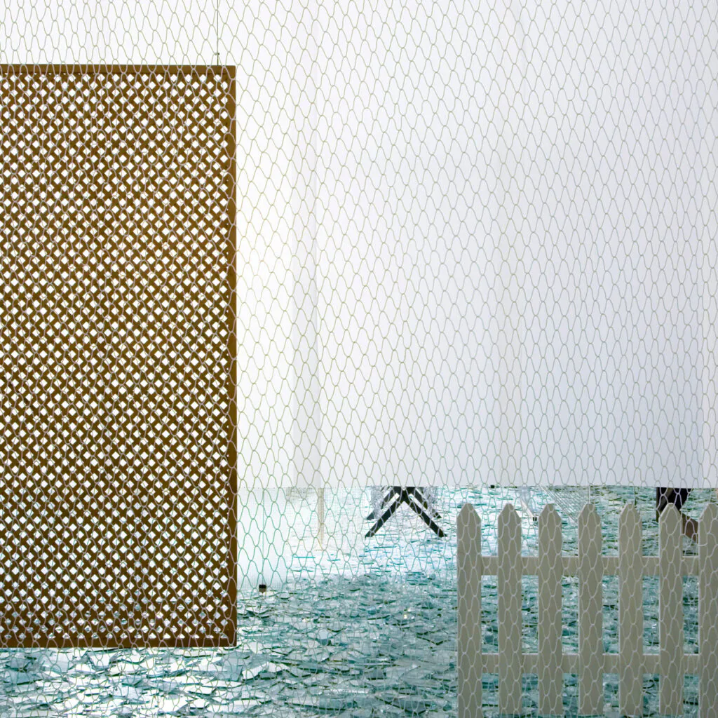 Cildo Meireles, Através, 1983-89, [detalhe],  materiais diversos, 600x1500x1500 cm. ​Foto: Pedro Motta