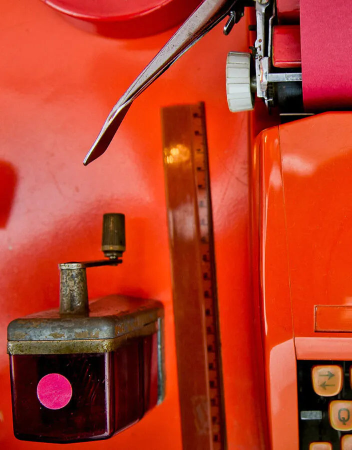 Obra Desvio para o vermelho I: Impregnação, de Cildo Meireles. Acervo de arte contemporânea Inhotim