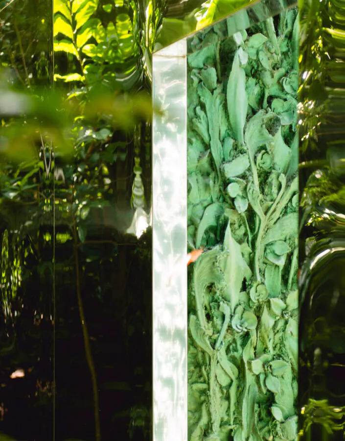 ​Cristina Iglesias, Vegetation Room Inhotim, 2010-12, [detalhe], aço, inox, bronze, resina de poliéster e fibra de vidro, 285x940x940 cm. Foto: William Gomes.