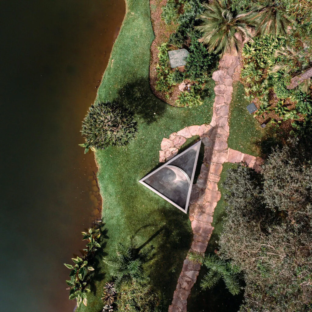 Dan Graham, Bisected Triangle, Interior Curve, 2002, [vista aérea], vidro espelhado e aço inoxidável, 220x713x504 cm. Foto: Brendon Campos