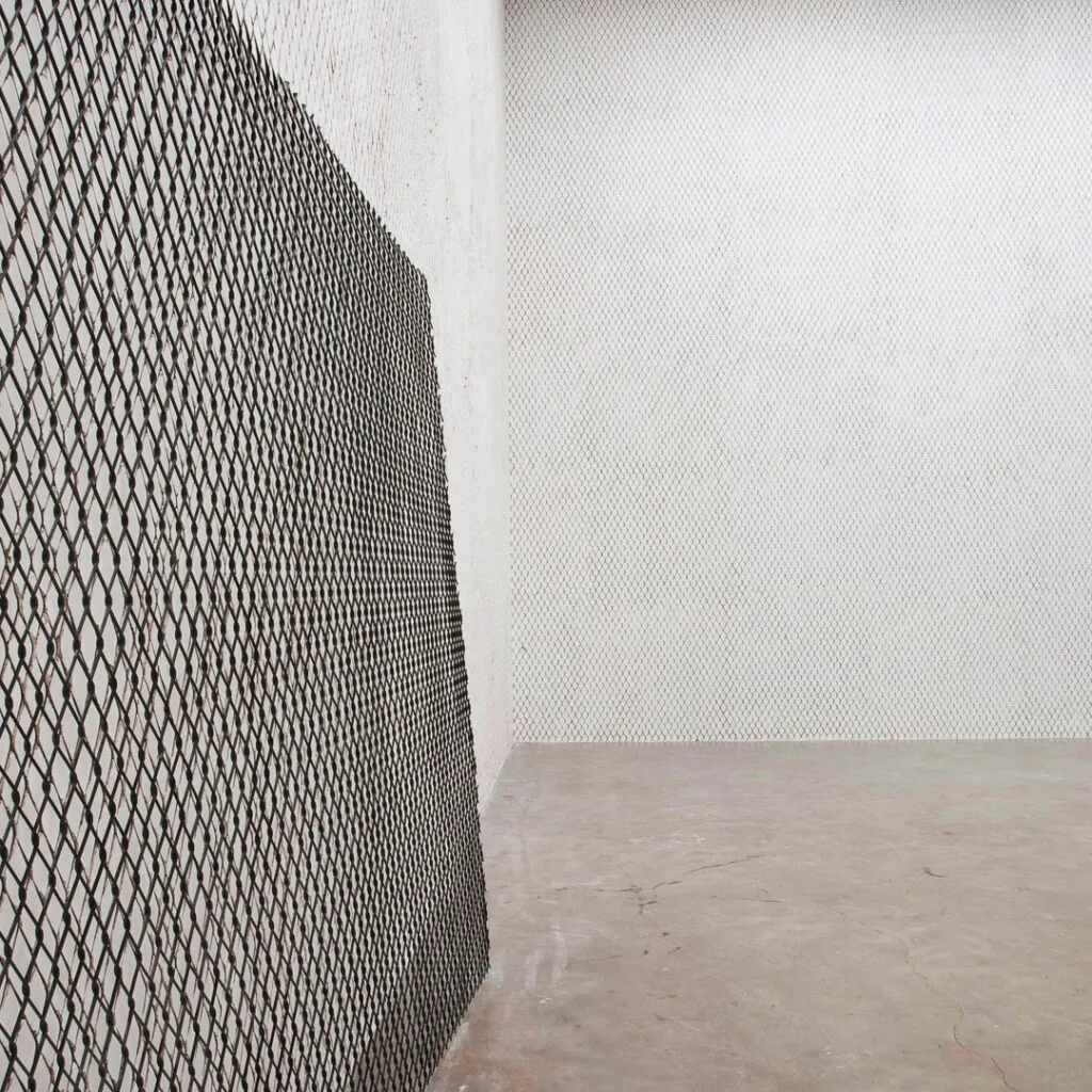 ​Doris Salcedo, Neither, 2004, [detalhe],  placas de gesso e aço, 494x740x1500 cm.  Foto: Daniel Mansur