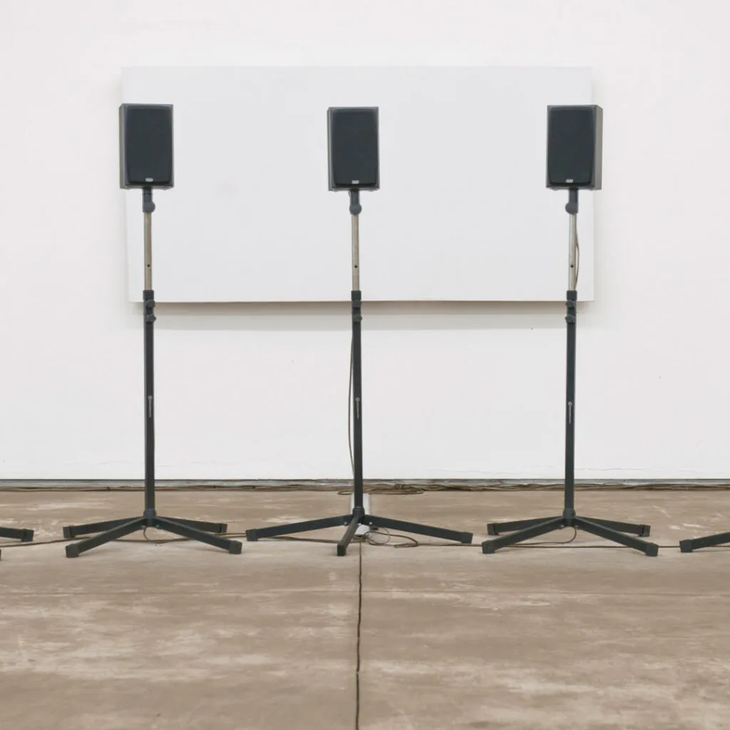 Janet Cardiff, Forty Part Motet, 2001, [detalhe], instalação sonora em 40 canais, com duração de 14’7”, cantada pelo coro da catedral de Salisbury, dimensões variáveis. Foto: William Gomes.