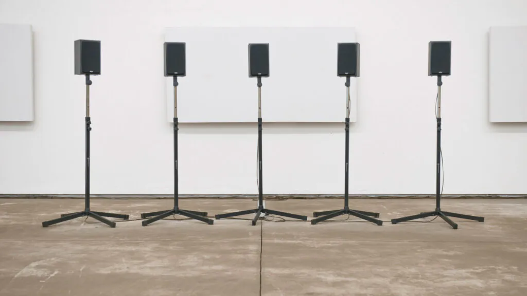 Janet Cardiff, Forty Part Motet, 2001, [detalhe], instalação sonora em 40 canais, com duração de 14’7”, cantada pelo coro da catedral de Salisbury, dimensões variáveis. Foto: William Gomes.