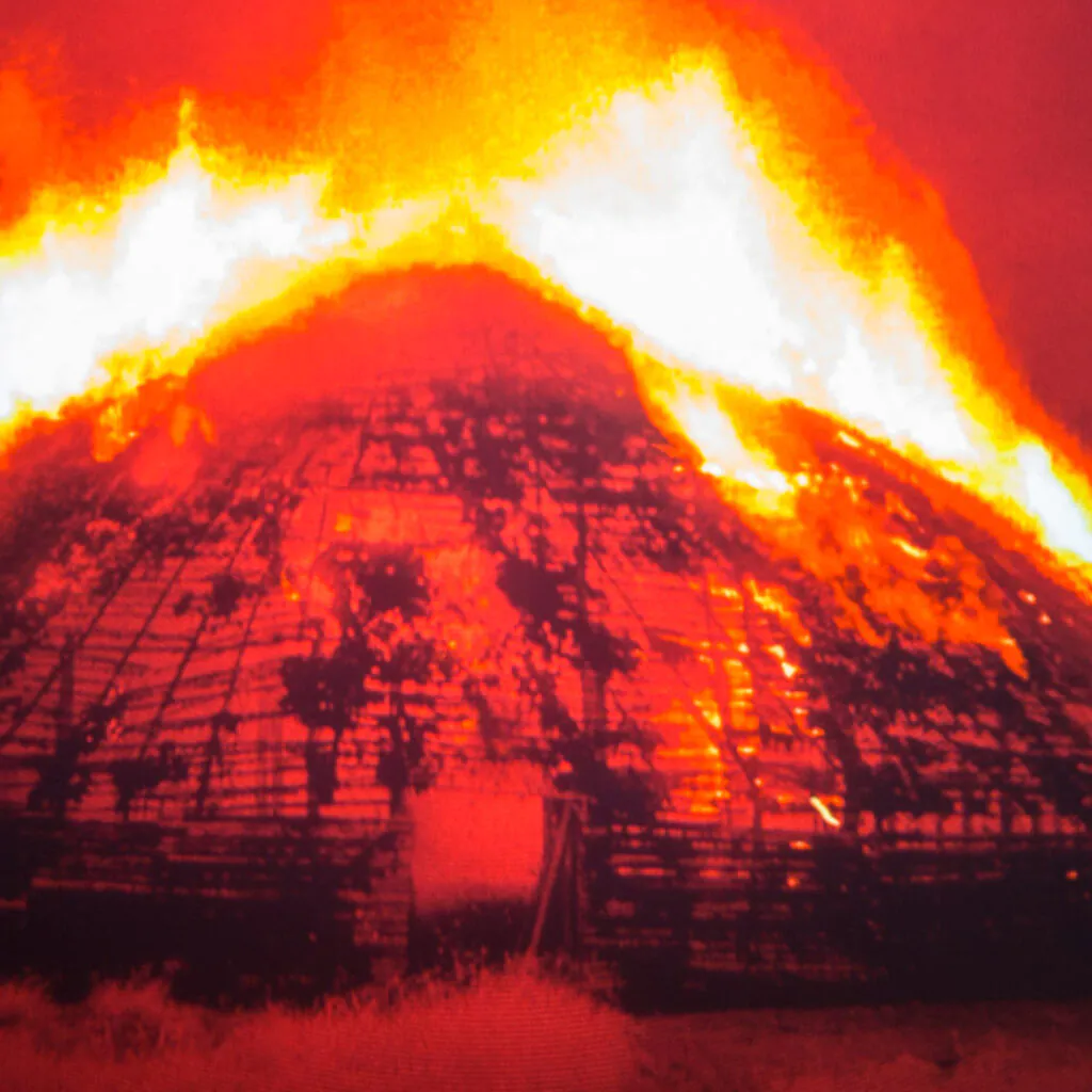 Claudia Andujar, Gisela Motta e Leandro Lima, Yano-a, 2005, [detalhe], Videoinstalação, tela suspensa de retroprojeção, projetor de vídeo, retroprojetor, fotolito, filtro de cor, micro ventilador, aquário e água. Foto: Leo Lara/Área de Serviço