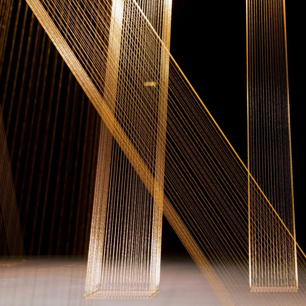 Lygia Pape, Ttéia 1 C, 2002, fio metalizado, dimensões variáveis. Foto: William Gomes