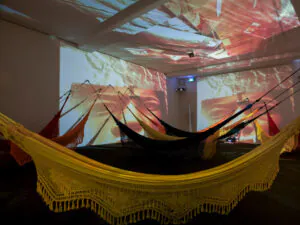 Hélio Oiticica e Neville D’Almeida, Cosmocaca/CC5 Hendrix-war, 1973, 5 projetores, slides, redes, trilha sonora (Jimi Hendrix) e equipamento de áudio, dimensões variáveis. Foto: Jenni Carter