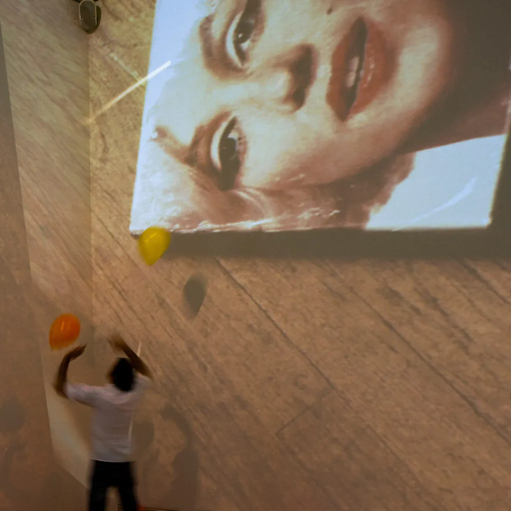 Hélio Oiticica e Neville D’Almeida, Cosmococa/CC3 Maileryn, 1973, 5 projetores, slides, areia coberta de vinil transparente, balões, trilha sonora (Yma Sumac) e equipamento de aúdio, dimensões variáveis. Foto: Eugenio Sávio