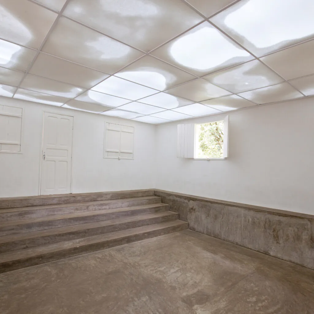 ​Rivane Neuenschwander, Continente/Nuvem, 2008, plástico corrugado, alumínio, bolas de isopor, lâmpadas fluorescentes, ventiladores elétricos e timers, dimensões variáveis. Foto: Pedro Motta