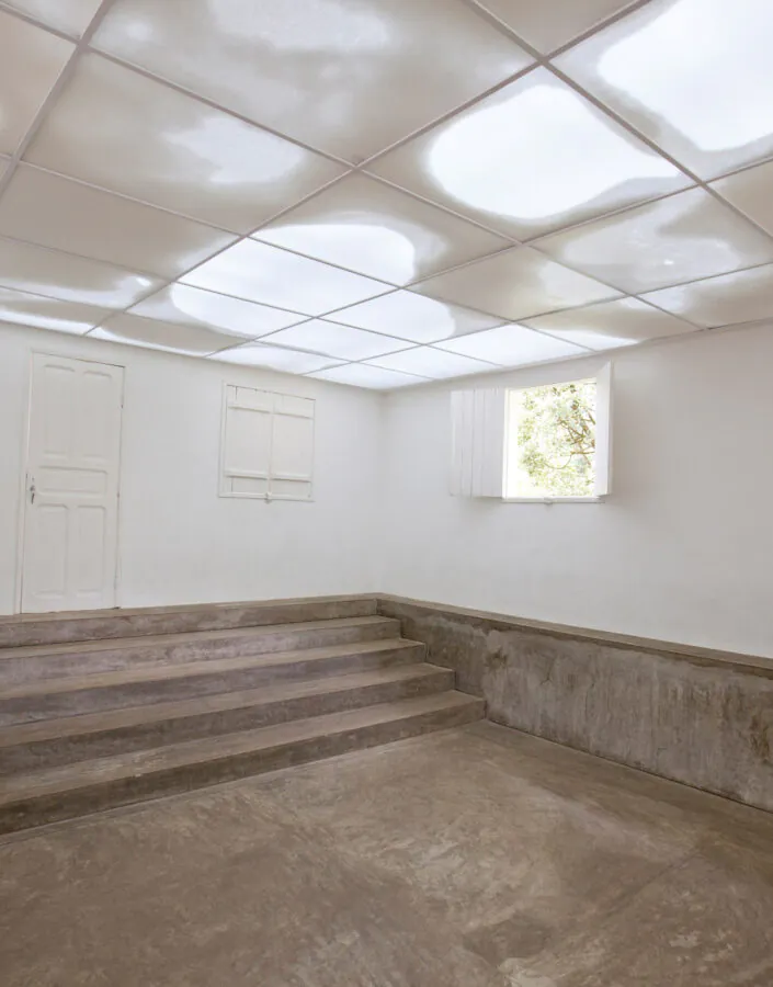 ​Rivane Neuenschwander, Continente/Nuvem, 2008, plástico corrugado, alumínio, bolas de isopor, lâmpadas fluorescentes, ventiladores elétricos e timers, dimensões variáveis. Foto: Pedro Motta