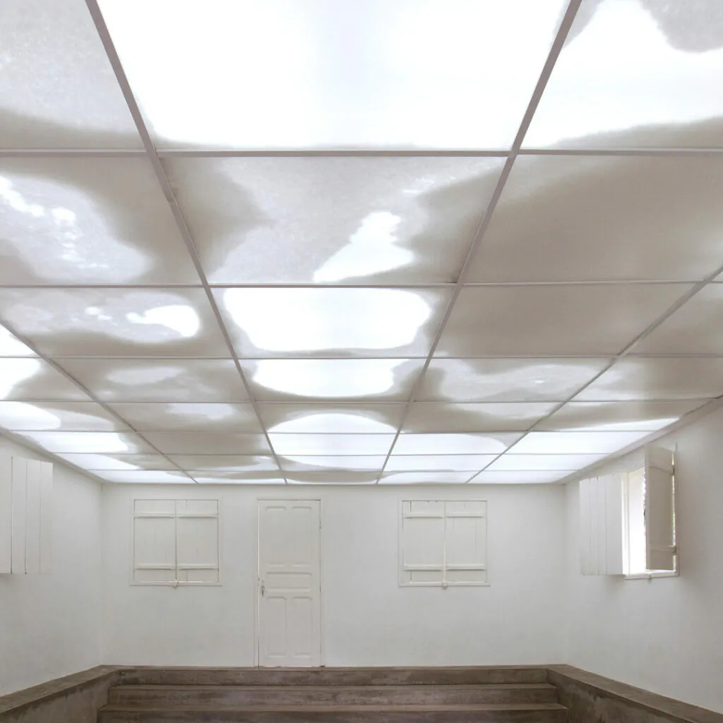 ​Rivane Neuenschwander,  "Continente/Nuvem", 2008-2009, plástico corrugado, alumínio, bolas de isopor, lâmpadas fluorescentes, ventiladores elétricos e timers, dimensões variáveis. Foto: Pedro Motta