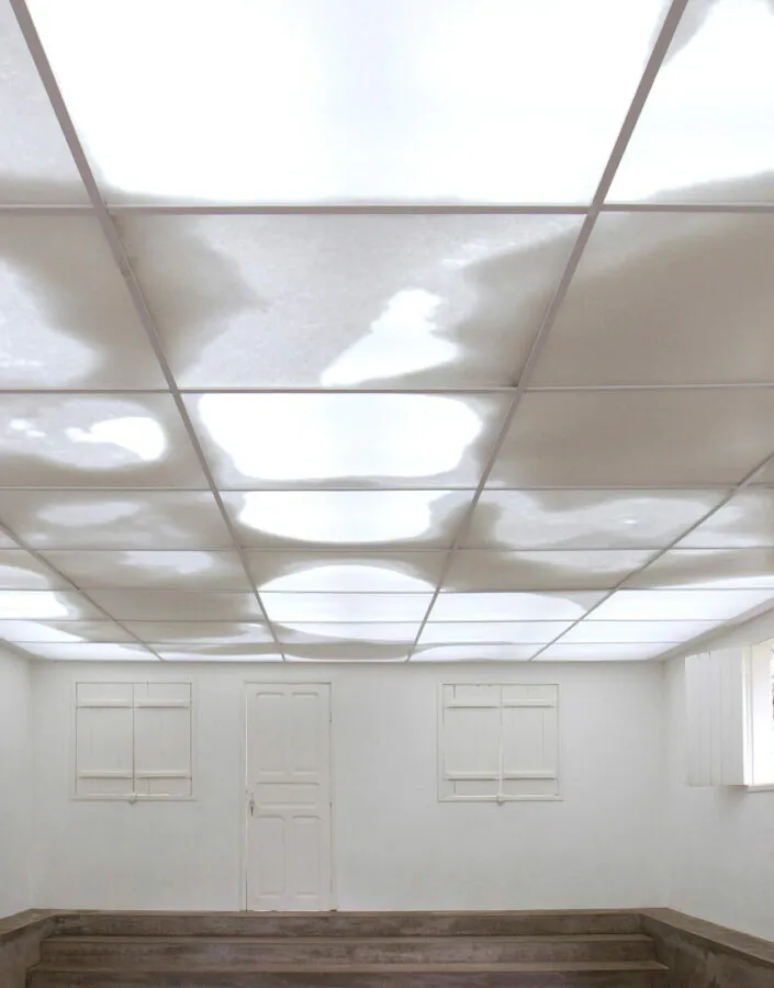 ​Rivane Neuenschwander,  "Continente/Nuvem", 2008-2009, plástico corrugado, alumínio, bolas de isopor, lâmpadas fluorescentes, ventiladores elétricos e timers, dimensões variáveis. Foto: Pedro Motta