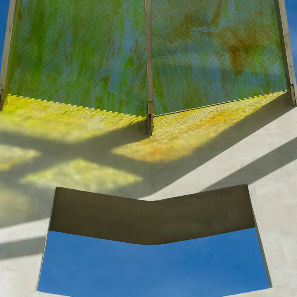 Robert Irwin, Sem título, 2019, aço inoxidável, concreto, vidro, 6.3x14,6. Foto: William Gomes