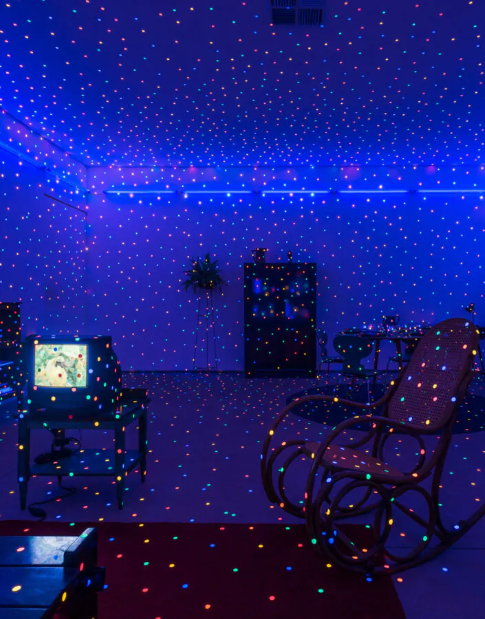 Yayoi Kusama, I am here, but nothing, 2000, na exposição "Lamelas, Irwin, Kusama: Sobre a Percepção" (2018). Foto: Daniel Mansur