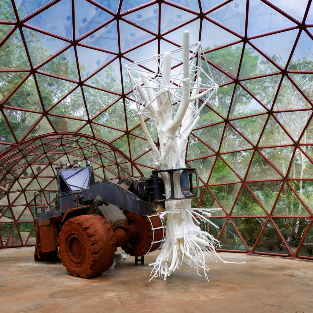 Matthew Barney, De lama lâmina, 2009, domos geodésicos em aço e vidro, trator florestal, escultura em polietileno, 8x14x55 m. Foto: William Gomes