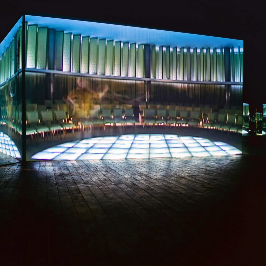 Valeska Soares, Folly, 2005, [vista interna], vídeo transferido para DVD, 5’, madeira, vidro, ar-condicionado, trilha sonora The Look of Love, 250x1110 cm. ​Foto: William Gomes